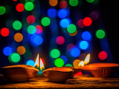 Mutlu bayramlar - Diya lambalar bokeh arka plan ile yaktı