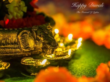 Çiçekler için Diwali Festivali ile geleneksel kil diya lambalar yaktı