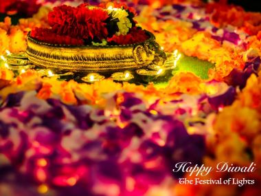 Çiçekler için Diwali Festivali ile geleneksel kil diya lambalar yaktı