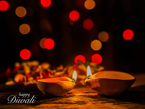 Happy Diwali - Lampade Diya accese con sfondo bokeh durante la diwal — Foto Stock