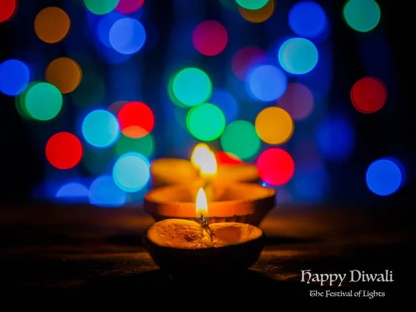 Happy Diwali - Lámparas Diya encendidas con fondo bokeh durante el diwal —  Fotos de Stock