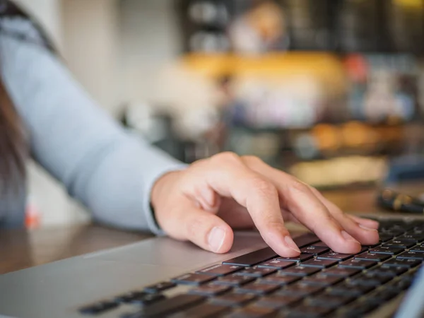 Крупним планом жінка рука працює на її ноутбуці . — стокове фото