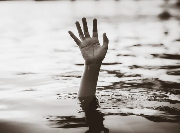 ヘルプを必要とする人を溺死の黒と白の手. — ストック写真