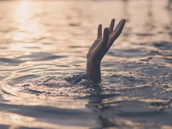 Hand van verdrinking man die hulp nodig hebben. Mislukking en redding concept. — Stockfoto