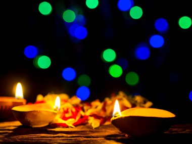 Mutlu bayramlar - bokeh arka plan ile diwali kutlamaları sırasında yaktı Diya lambalar.
