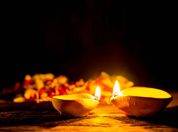 Happy Diwali - Lámparas Diya encendidas con flores durante la celebración del diwali — Foto de Stock