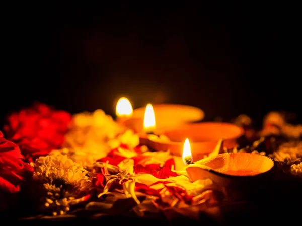 Lyckliga Diwali - Diya lampor lyser med blommor under diwali firandet — Stockfoto