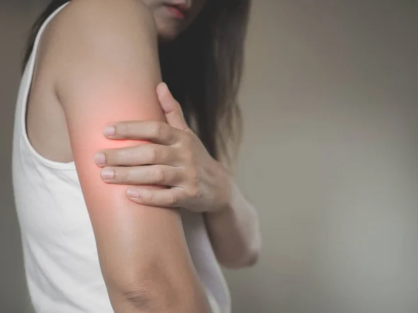 Primer plano dolor y lesión en el brazo de la mujer . — Foto de Stock
