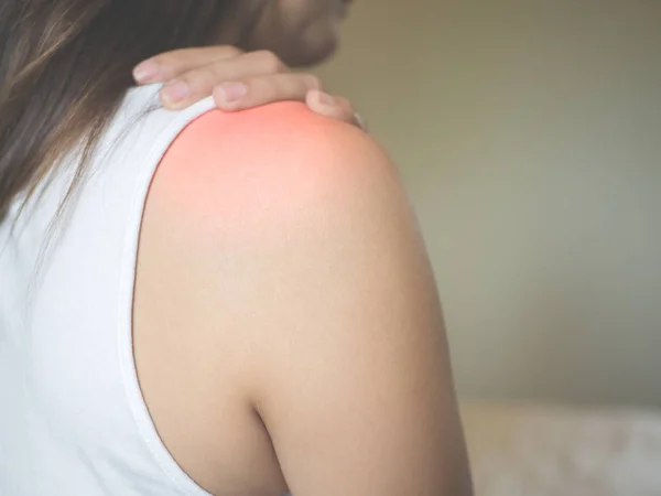 Крупный план женской боли в плече и травмы . — стоковое фото
