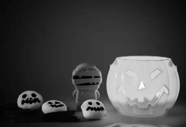 Soft focus halloween pumpkin with sweets candies. — Stock Photo, Image