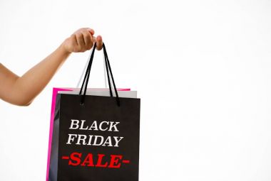 Black Friday alışveriş çantası beyaz arka plan üzerinde tutan el.