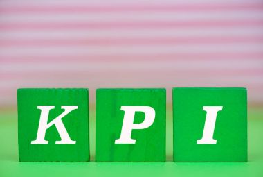 Yazılı yeşil ahşap bloklar, anahtar performans göstergesi KPI kelime