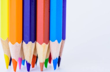 Beyaz zemin üzerine kalem portre farklı renkli.