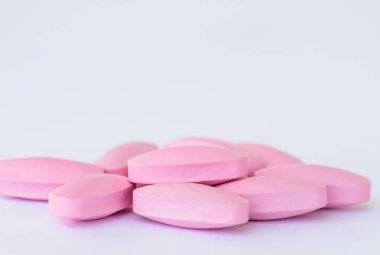 Beyaz arka plan üzerinde closeup hapları. Tıbbi ve sağlık kavramı