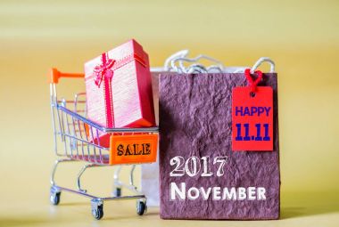 Yumuşak odak mini alışveriş sepeti ve etiket Etiketler ile alışveriş torbaları .