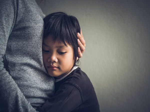 Üzgün küçük çocuk annesi tarafından evde kucakladı. 