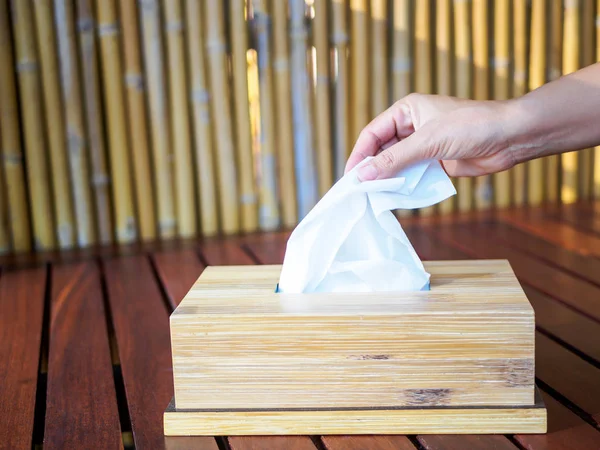 Donna mano raccogliendo un tessuto bianco dalla scatola dei tessuti . — Foto Stock