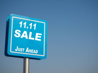 11.11 Çince gün satışı kavramı, mavi yol işareti gökyüzü arka plan ile tek.