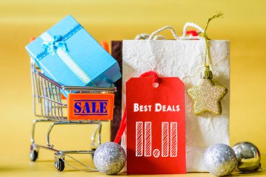 Mini alışveriş sepeti ve etiket Etiketler ile alışveriş torbaları
