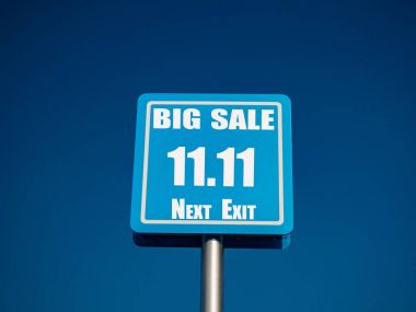 Mavi yol işaret 11.11 Çin gün satış konsepti ile.
