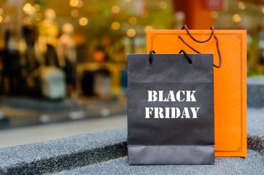 Black Friday kelime kavram alışveriş arka plan ile alışveriş torbaları.