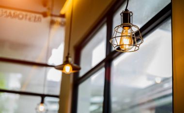 Closeup vintage veya retro dekorasyon lamba Restoran.