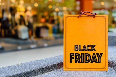 Black Friday kelime kavram alışveriş arka plan ile alışveriş torbaları.