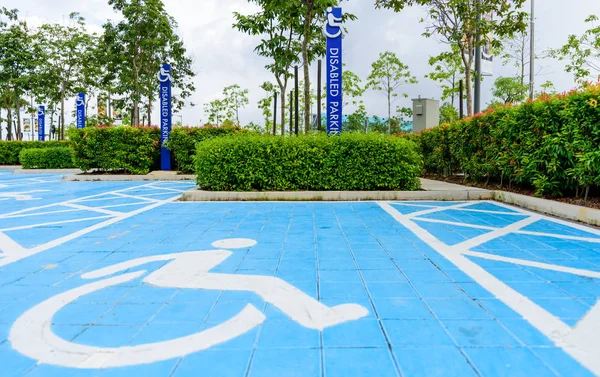 Niebieski niepełnosprawny parkowania w obszarze parking. — Zdjęcie stockowe