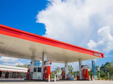 Caltex benzin istasyonu mavi gökyüzü arka plan.