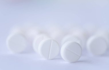 Yumuşak odak beyaz hap, aspirin beyaz arka plan üzerinde. 