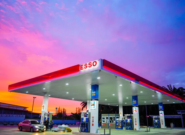 Krabi Town, Thailand - 1 September 2017: Esso bensinstation. — Stockfoto