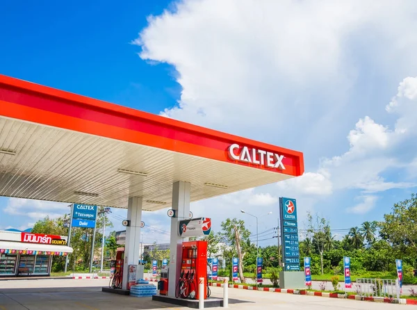Trang, Tailandia - 2 de septiembre de 2017: Fondo de cielo azul de la gasolinera Caltex . — Foto de Stock