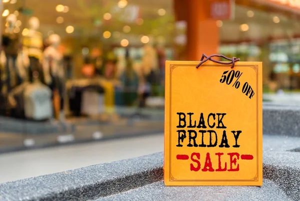 ショッピング モールの背景にブラックフラ イデー単語概念とショッピング バッグ. — ストック写真