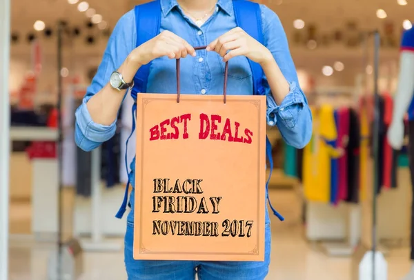 Женщина крупным планом держит сумки в торговом центре — стоковое фото