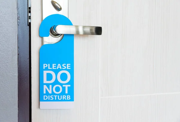 Letrero no molestar colgando en la puerta . — Foto de Stock