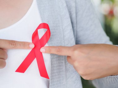 HIV 'li kırmızı kurdele tutan kadın, AIDS Günü Farkındalık Kurdelesi