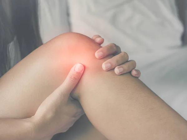 医疗保健的概念。妇女按摩她痛苦的膝盖 — 图库照片
