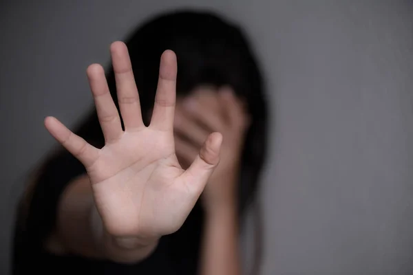 Donna segno mano per smettere di abusare di violenza — Foto Stock