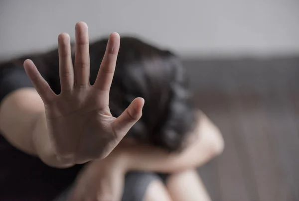 Kobieta ręka znak stop nadużywanie przemocy, — Zdjęcie stockowe