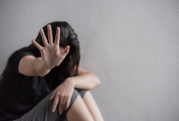 Donna segno mano per smettere di abusare di violenza — Foto Stock