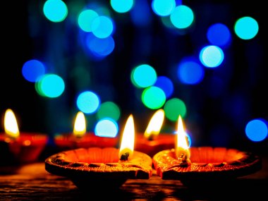 Mum ışık ile karanlık ve bokeh arka plan için Hanukkah holidaay