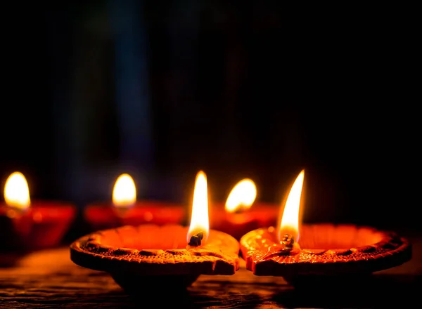 Luz de la vela con oscuro y fondo para las vacaciones de Hanukkah —  Fotos de Stock