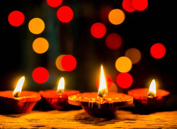 Svíce světlo s temnotou a bokeh pozadím pro svátku Chanuka — Stock fotografie