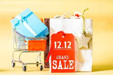 Mini alışveriş sepeti ve hediye kutusu, etiket Etiketler 12.12 online alışveriş satış konsepti ile mobil.