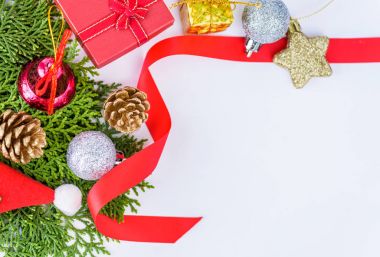 Noel dekorasyon beyaz arka plan ve yeni yıl tebrik kartı şablonu.