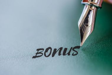 Yeşil kartı üzerindeki bonus kelimeyi yazmaya soyut kalem. 