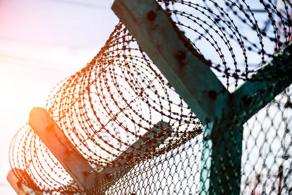 Primer plano de una valla de seguridad con alambre de púas . — Foto de Stock