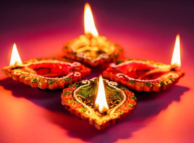 Portre lihghting mum Hanukkah tatil.