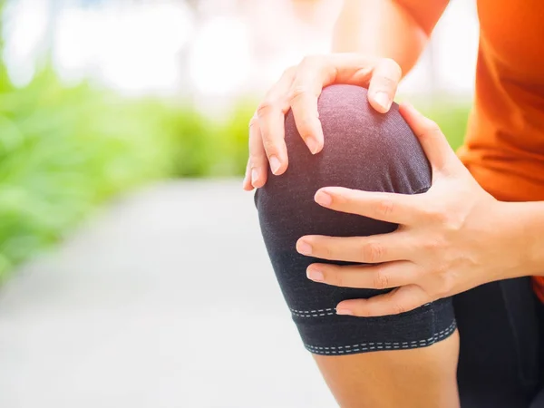 Δρομέας Αθλητισμός τραυματισμό στο γόνατο. Γυναίκα στον πόνο κατά την εκτέλεση — Φωτογραφία Αρχείου