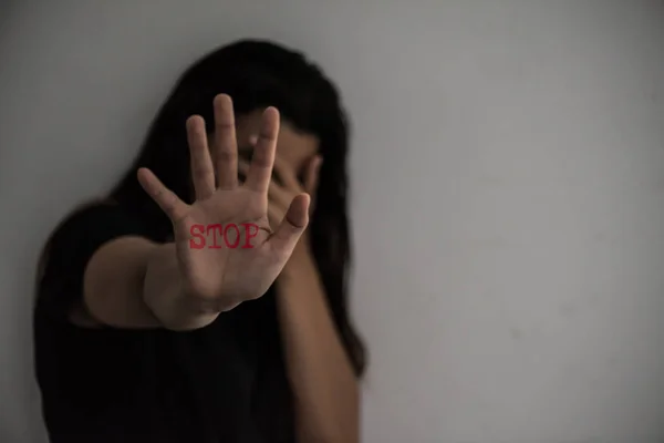 Kadın el işareti şiddet kötüye durdurmak için — Stok fotoğraf